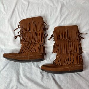 Minnetonka women’s 3-layer fringe suede moccasin boot size7 padded insole